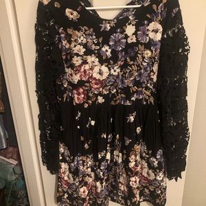 Floral short dress with sleeves